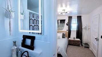 1 bedroom, desk, free WiFi, bed sheets