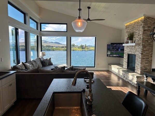 Living area - New! 3-bedroom lake-front condo on Flathead Lake (Polson)