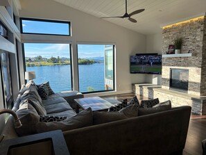 Living area - New! 3-bedroom lake-front condo on Flathead Lake (Polson)