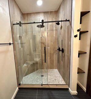 Dusj, hårføner og håndklær