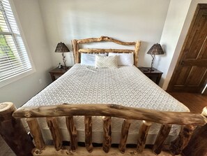 4 bedrooms, WiFi, bed sheets - Elegant 4BR Mountain Escape by RedAwning (Snowshoe)