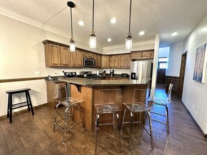 Fridge, microwave, oven, dishwasher - Elegant 4BR Mountain Escape by RedAwning (Snowshoe)