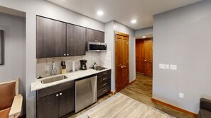 冰箱、微波炉、茶具/咖啡用具、厨具/餐具