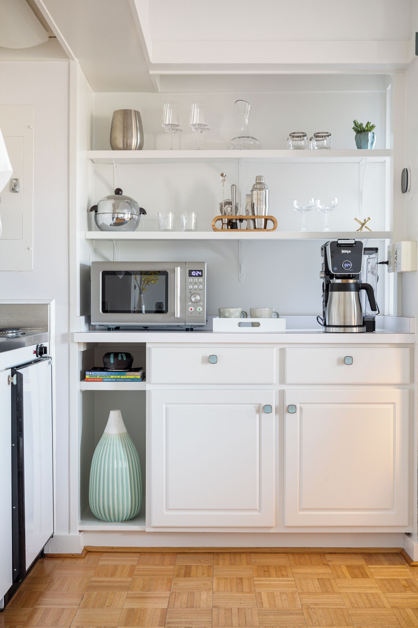Réfrigérateur, micro-ondes, plaque de cuisson, cafetière/bouilloire