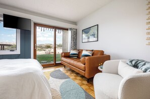 1 bedroom, iron/ironing board, WiFi, bed sheets - Waterfront Studio, newly renovated, A Cool Studio, Glen Arbor M22 Crystal River (Glen Arbor)