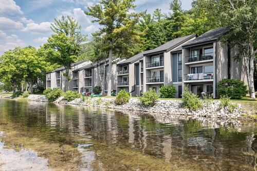 Waterfront Studio, newly renovated, A Cool Studio, Glen Arbor M22 Crystal River