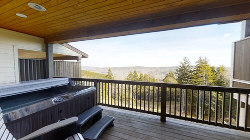 Inviting 8BR Alpine Getaway with Private Hot Tub by RedAwning