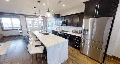 Lively 8BR Mountain Home perfect for groups! by RedAwning