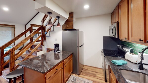 Kühlschrank, Mikrowelle, Ofen, Geschirrspüler