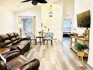 Una Smart TV, una chimenea