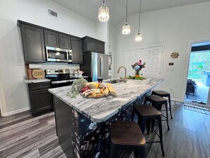 Microondas, horno, placa de cocina y lavavajillas