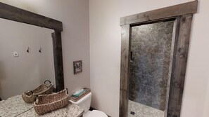 Douche, sèche-cheveux, serviettes fournies
