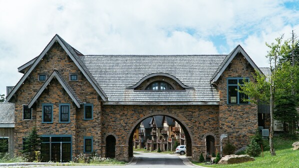 Exterior - Unique 6BR Mountain Getaway - perfect for groups! by RedAwning (Snowshoe)