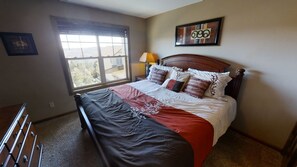 7 bedrooms, WiFi, bed sheets - Warm & Inviting 7BR with Gaming Den by RedAwning (Snowshoe)