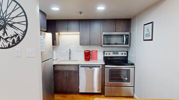 Kühlschrank, Mikrowelle, Ofen, Geschirrspüler