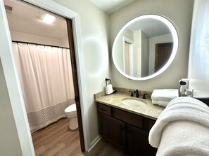 シャワー、ヘアドライヤー、タオル