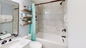 Douche, sèche-cheveux, serviettes fournies
