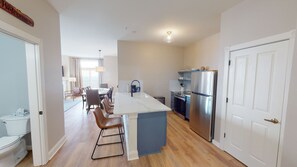 Een koelkast, een microgolfoven, een oven, een vaatwasser