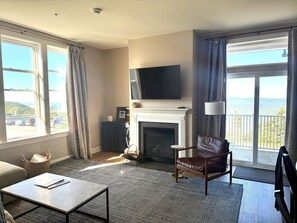 TV, fireplace - Dreamy 3BR Retreat in Seneca, great for families by RedAwning (Snowshoe)