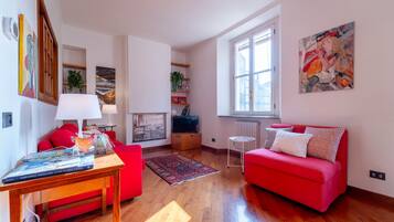 Apartment | Wohnbereich | 32-Zoll-Fernseher mit Digitalempfang