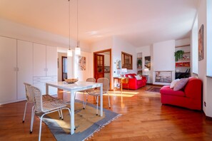 Appartement | Woonruimte | Een 32-inch televisie met digitale zenders