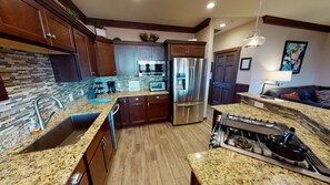 Een koelkast, een magnetron, een oven, een vaatwasser