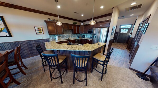 Een koelkast, een magnetron, een oven, een vaatwasser