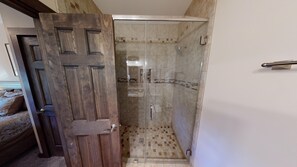 Een douche, een haardroger, handdoeken