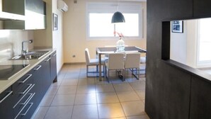 A modern kitchen with a dining area. - Drugstore B A in Roses (Roses)