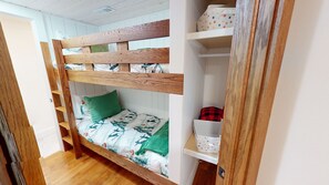3 bedrooms, internet, bed sheets