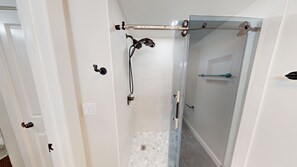 Een douche, een haardroger, handdoeken