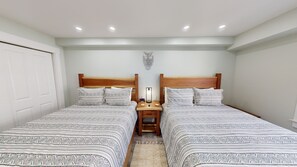 1 bedroom, WiFi, bed sheets - Refreshing 1BR Retreat in Seneca by RedAwning (Snowshoe)