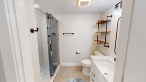 Shower, hair dryer, towels - Refreshing 1BR Retreat in Seneca by RedAwning (Snowshoe)