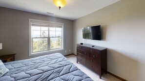 6 bedrooms, WiFi, bed sheets - Spacious 6BR Mountain Haven with Hot Tub! by RedAwning (Snowshoe)