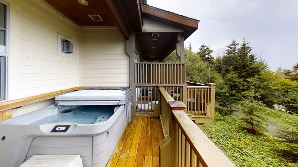 Outdoor spa tub - Spacious 6BR Mountain Haven with Hot Tub! by RedAwning (Snowshoe)