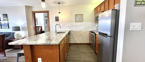 Kühlschrank, Mikrowelle, Ofen, Geschirrspüler