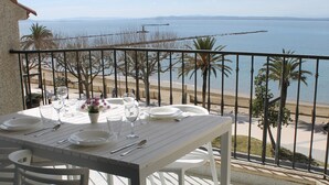 A table set for dining with a view of the sea and beach. - Pi Sunyer 4 2A in Roses (Roses)