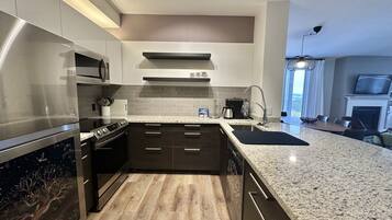 Kühlschrank, Mikrowelle, Ofen, Geschirrspüler