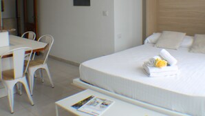 A hotel room with a bed, a desk, and a chair. - Pi Sunyer 4 4C in Roses (Roses)