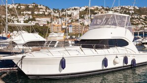 A marina with a white yacht docked. - Marina 9 in Roses With 1 Bedrooms and 1 Bathrooms (Roses)