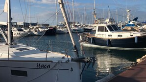 Un port de plaisance où sont amarrés de nombreux bateaux.