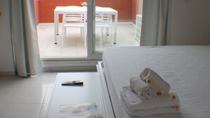 A hotel room with a bed, a table, and chairs on a balcony with a view of the mountains. - Pi Sunyer 4 5A in Roses (Roses)