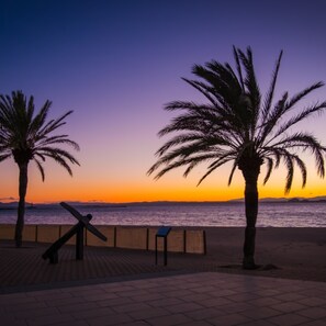 A sunset view with palm trees and a bench on a paved walkway by the beach. - Joan Badosa 1 B in Roses (Roses)