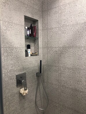 Dusche, Haartrockner, Handtücher, Seife