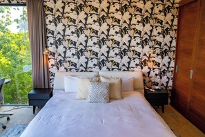 Premium penthouse, 3 slaapkamers | 3 slaapkamers, een kluis op de kamer, een bureau