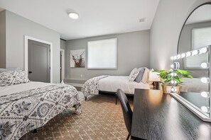 4 habitaciones, tabla de planchar con plancha, wifi y ropa de cama 