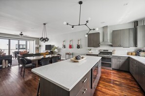 Micro-ondas, fogão, cooktop, lava-louças