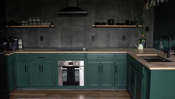 Frigorífico, microondas, horno y placa de cocina