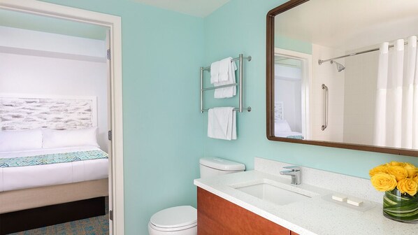 Hårtork, handdukar, tvål och schampo