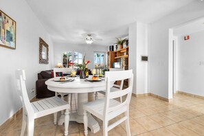 Apartment - 1BR Condo Wacamaya Condos Great Pool Location (Noord)